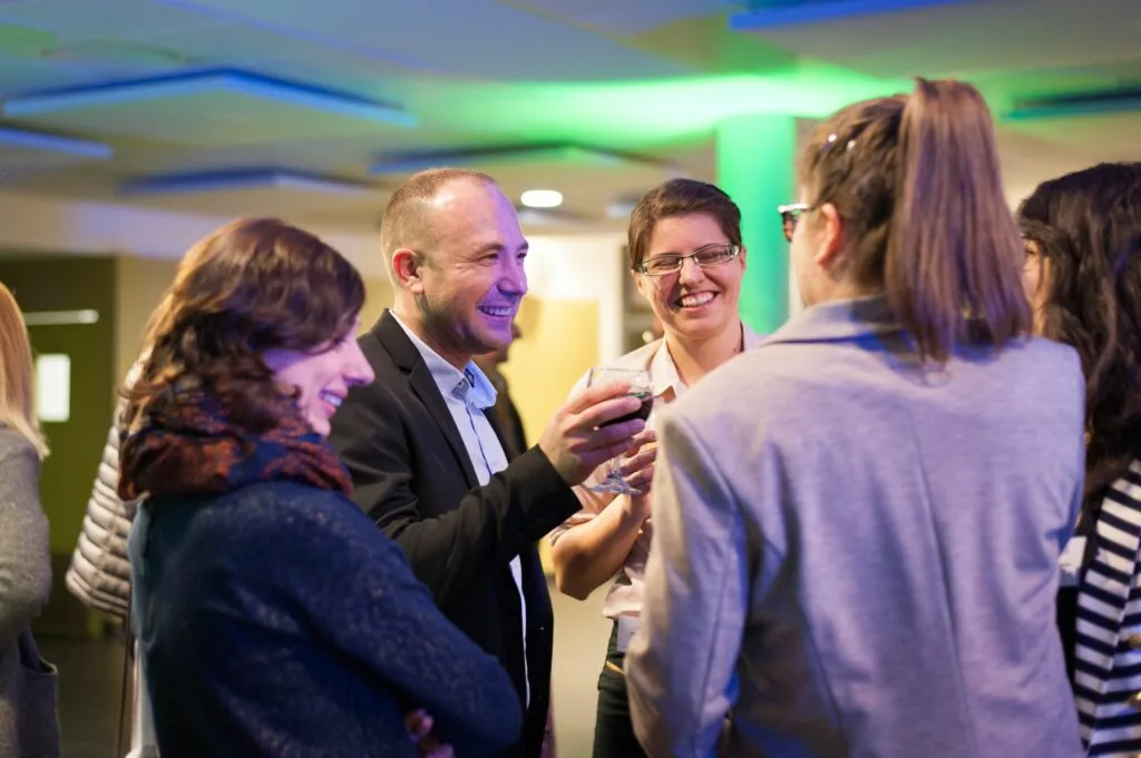 Échanges lors d'une soirée événement Coora