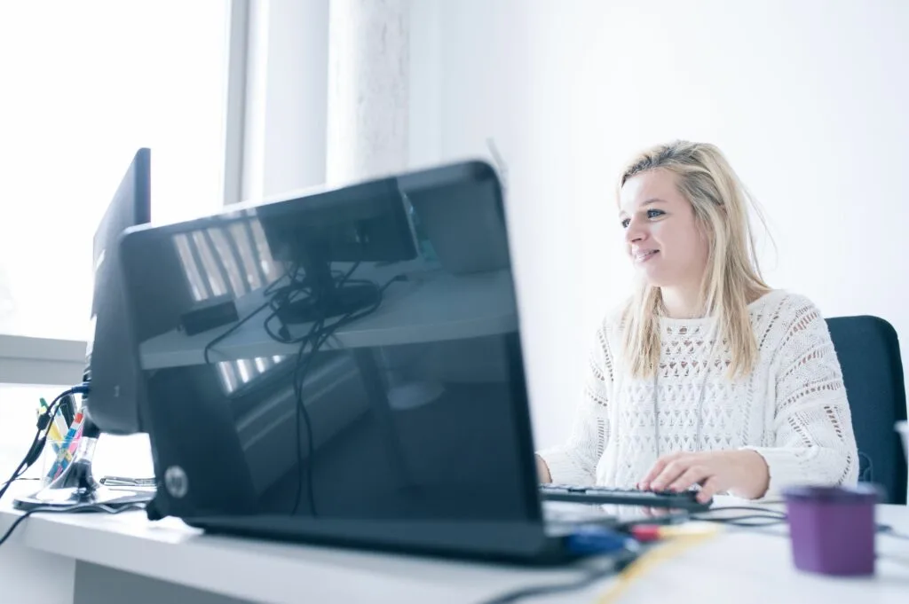 Au travail dans les bureaux de l'agence