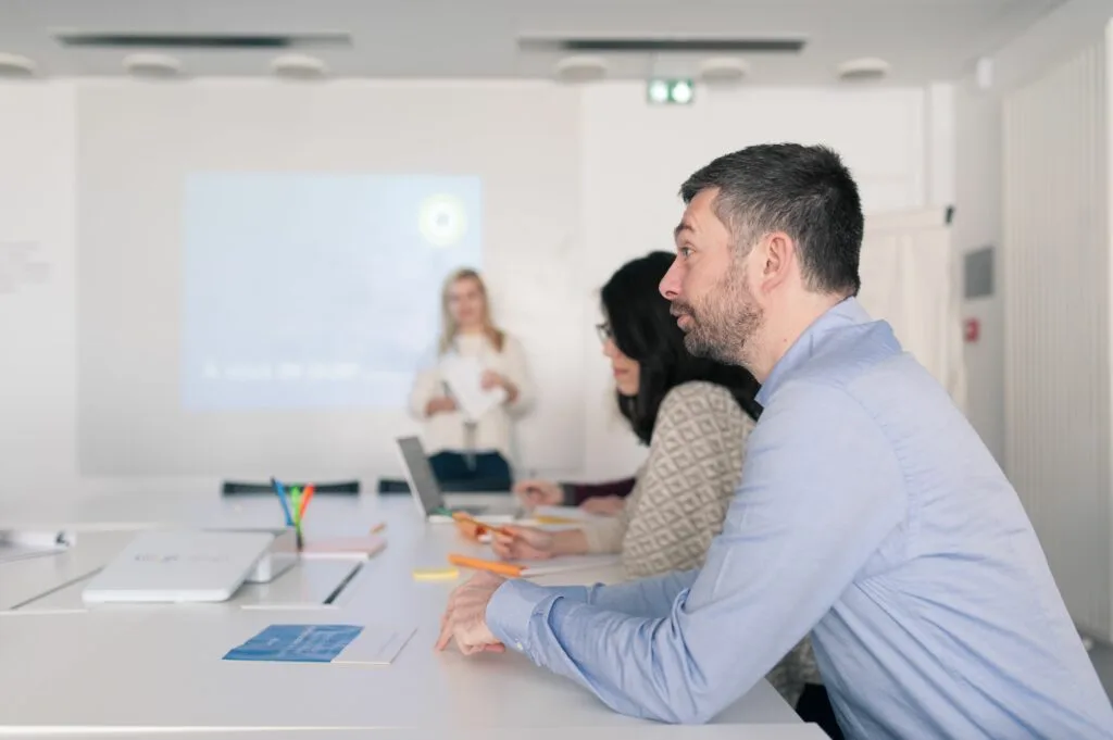Atelier de formation en salle de réunion